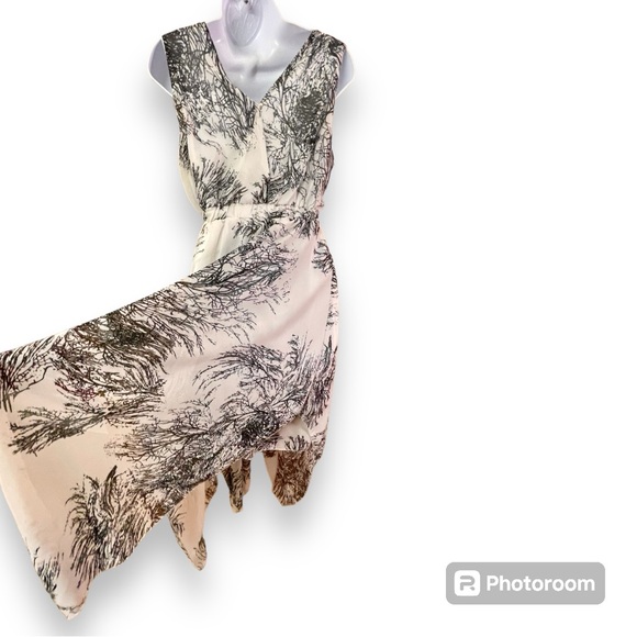 White Sleeveless Flowy Dress - Picture 4 of 6